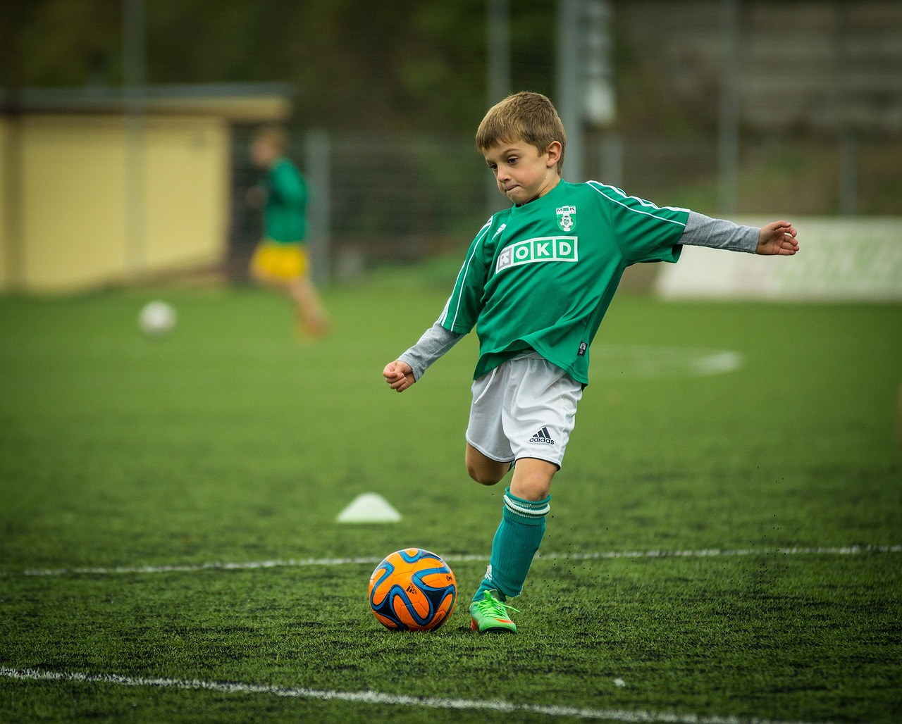 Můj syn také hraje fotbal. 