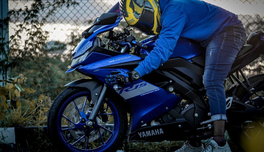 modrá motorka